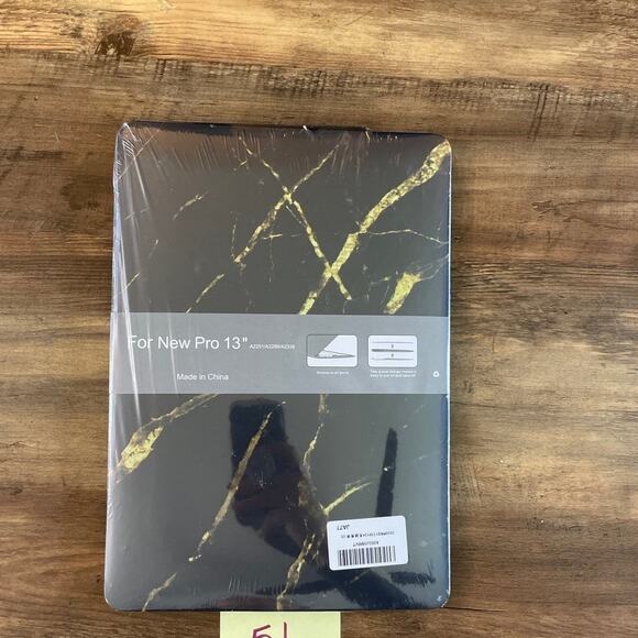 MacBook Pro 13” 2016-2020 black/gold design hardshell case - Picture 3 of 3